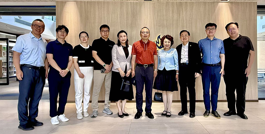 王中英、张小舒和张奕敏等与李懿等存志学校集团高管在上海阿德科特学校合影留念.jpg
