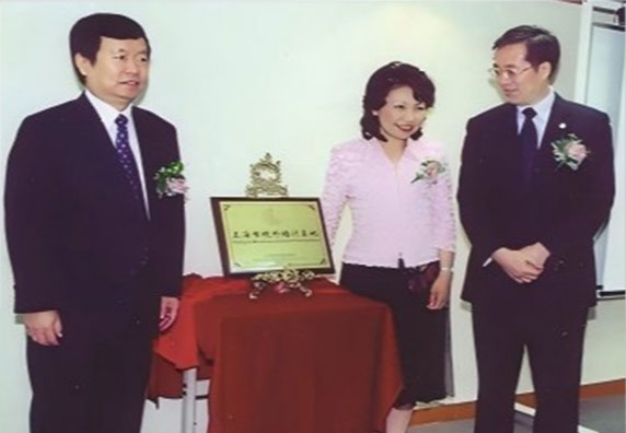 時任上海人事局局長，現任中共中央政治局常委、國務院副總理丁薛祥（右）親臨香港爲學院「上海市境外培訓基地」揭牌